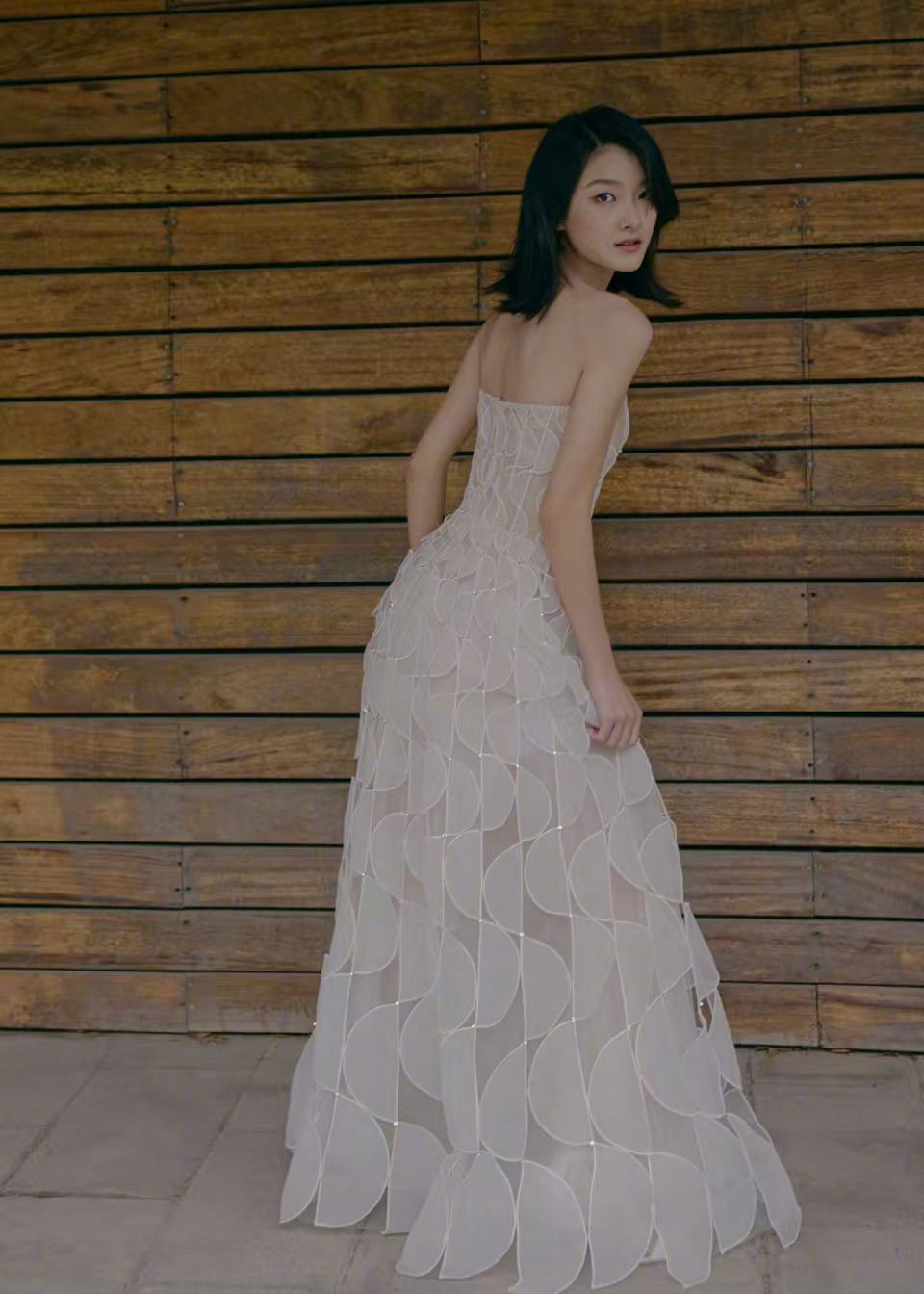 王圣迪女大十八变王圣迪亮相微博电影之夜，白色长裙清新美丽，圣迪完全是我们看着