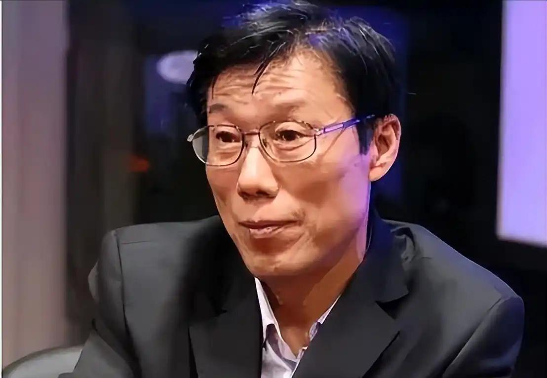 2004年，前《人民日报》主编马立诚，因为否认南京大屠杀，在香港被套麻袋暴揍。凤