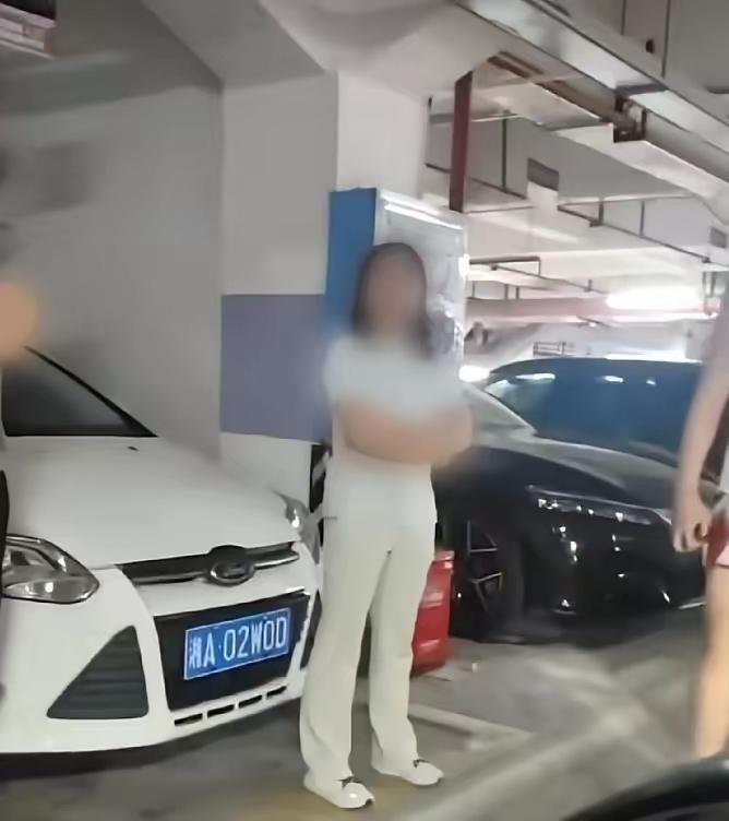 这长沙霸姐，钱都松口拿500了，说明心里那点小算盘打得噼啪响，知道自己理亏，再硬