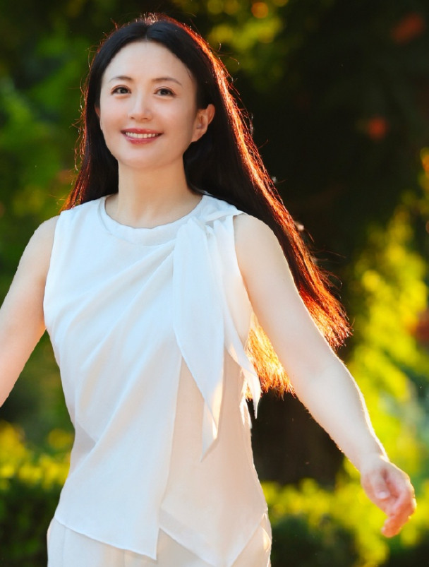 杨童舒这套全白穿搭走极简松弛的知性路线，将舒适感与高级感平衡得恰到好处。上衣是无