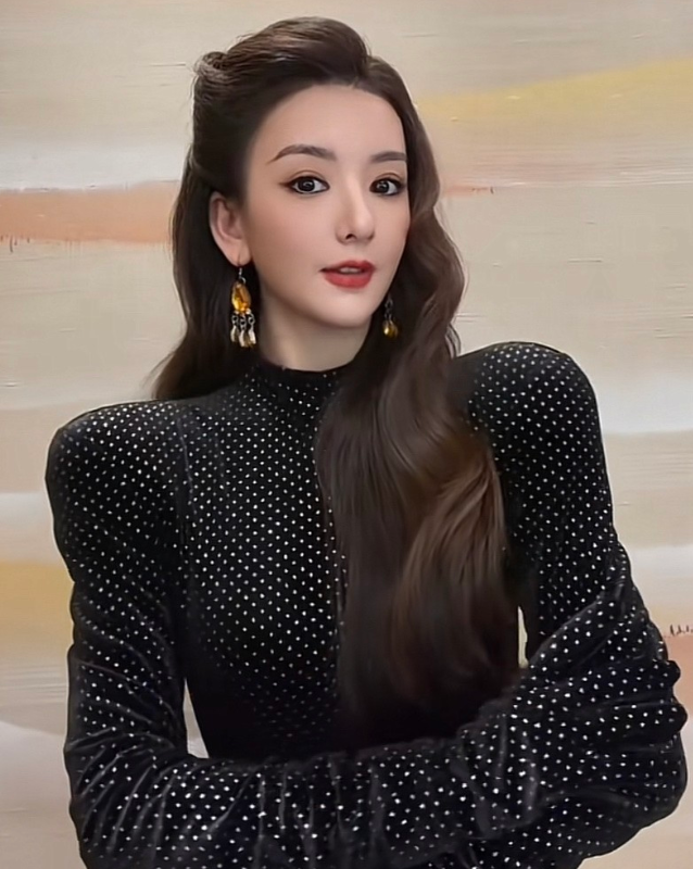 方媛晒出自己工作照这是一组新拍的杂志照，御姐风的造型，大波浪发型，宽肩亮点连衣