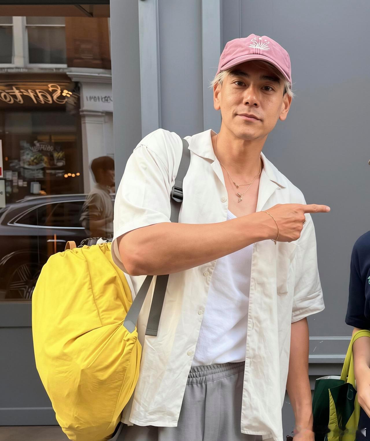原来岁月对谁都是公平的啊前两天偶遇一位熟悉的男演员，才四十出头，帽檐压得低低的，
