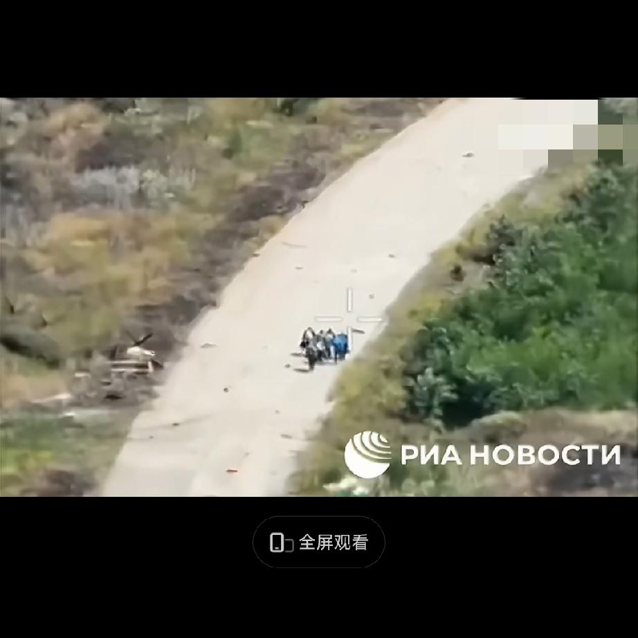 丧心病狂，乌军用无人机炸从战区撤离的乌东难民，目的仅仅是为了取乐！根据俄军无人