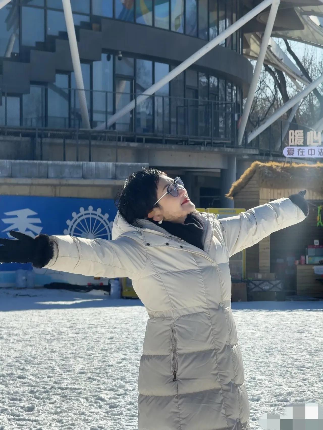 63岁的张凯丽在冰雪大世界里开心快乐的状态，瞬间让人明白上次红毯为啥她敢穿黑丝，