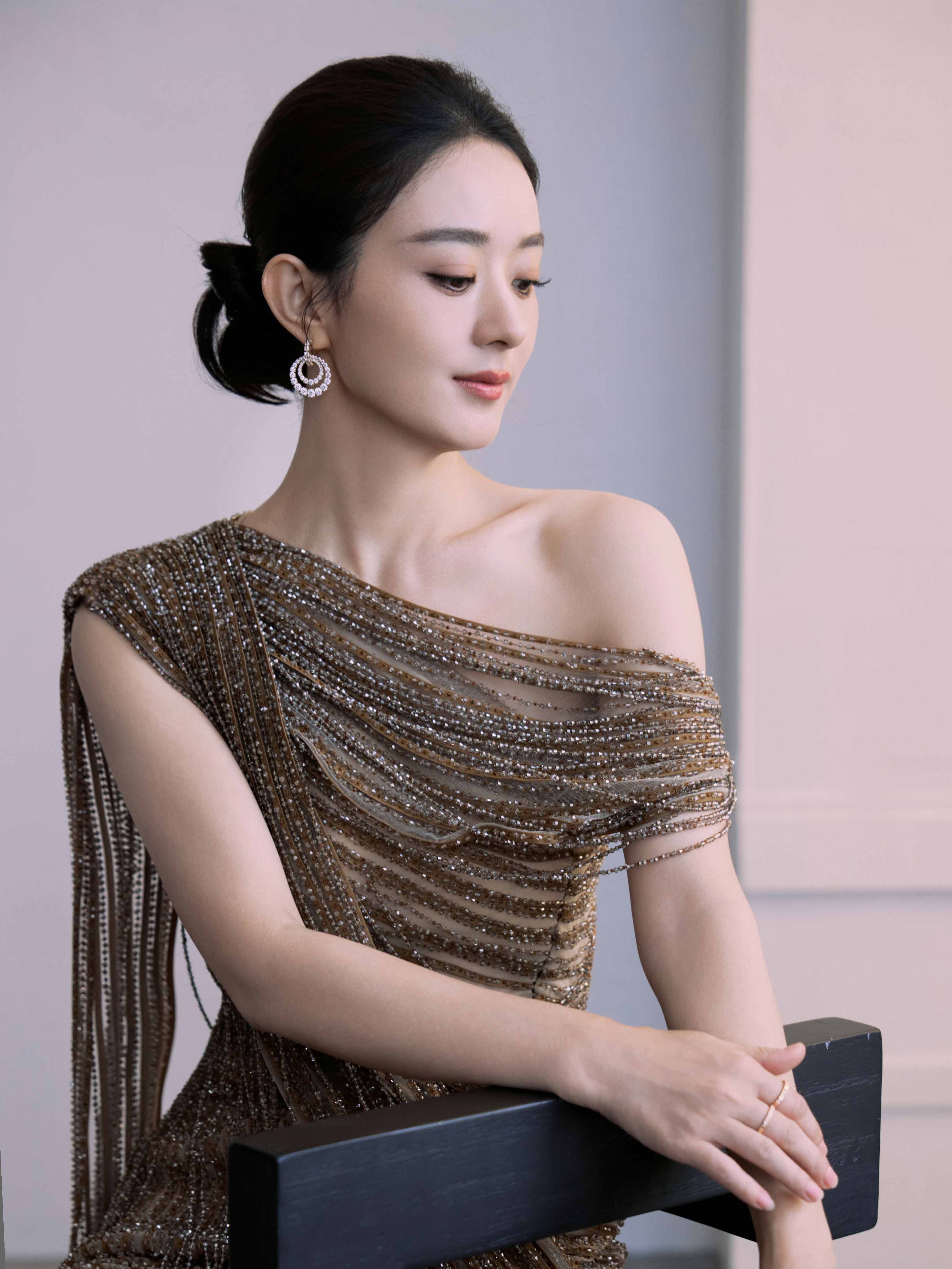 赵丽颖鎏金流苏似碎光倾泻，裙裾拖曳如星河流淌，在简约空间里，把优雅裁成凌厉