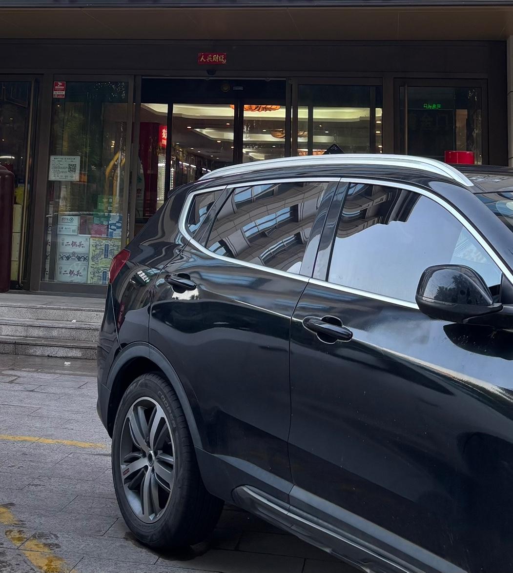 无处不在的停车费，在北京已经严重阻碍了社会经济的发展，极大降低了公众的出行意愿，