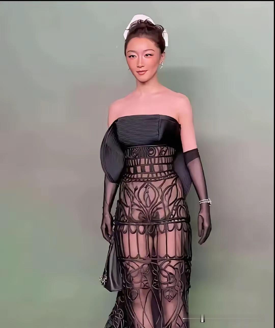 这件衣服真的是一个敢设计，一个敢穿啊？我想说的是这件衣服穿的意义在哪里？