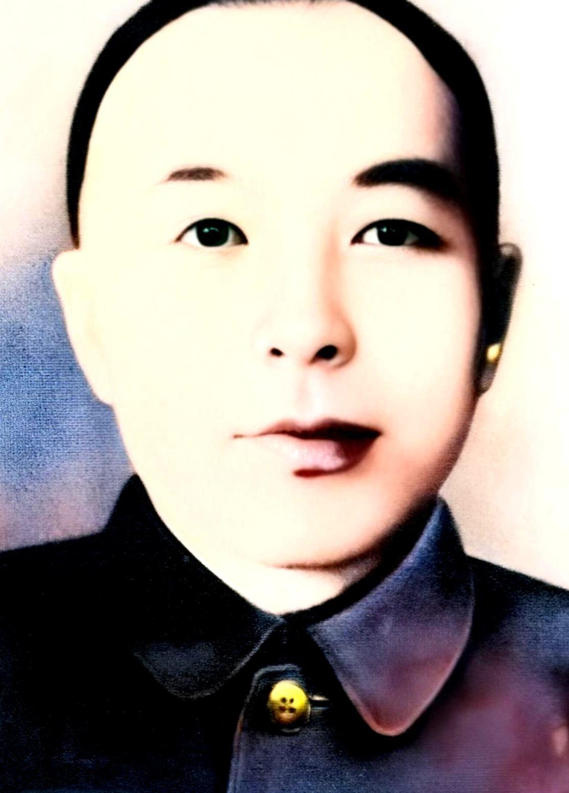 1946年，一位年轻女子盛情相邀，请抗联名将李兆麟到家中用饭。将军不忍推辞，含笑