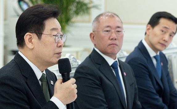 李在明给韩国财阀开会，说了一个“隐喻”，他说：“只有兔子多了，老虎才能健康。”这