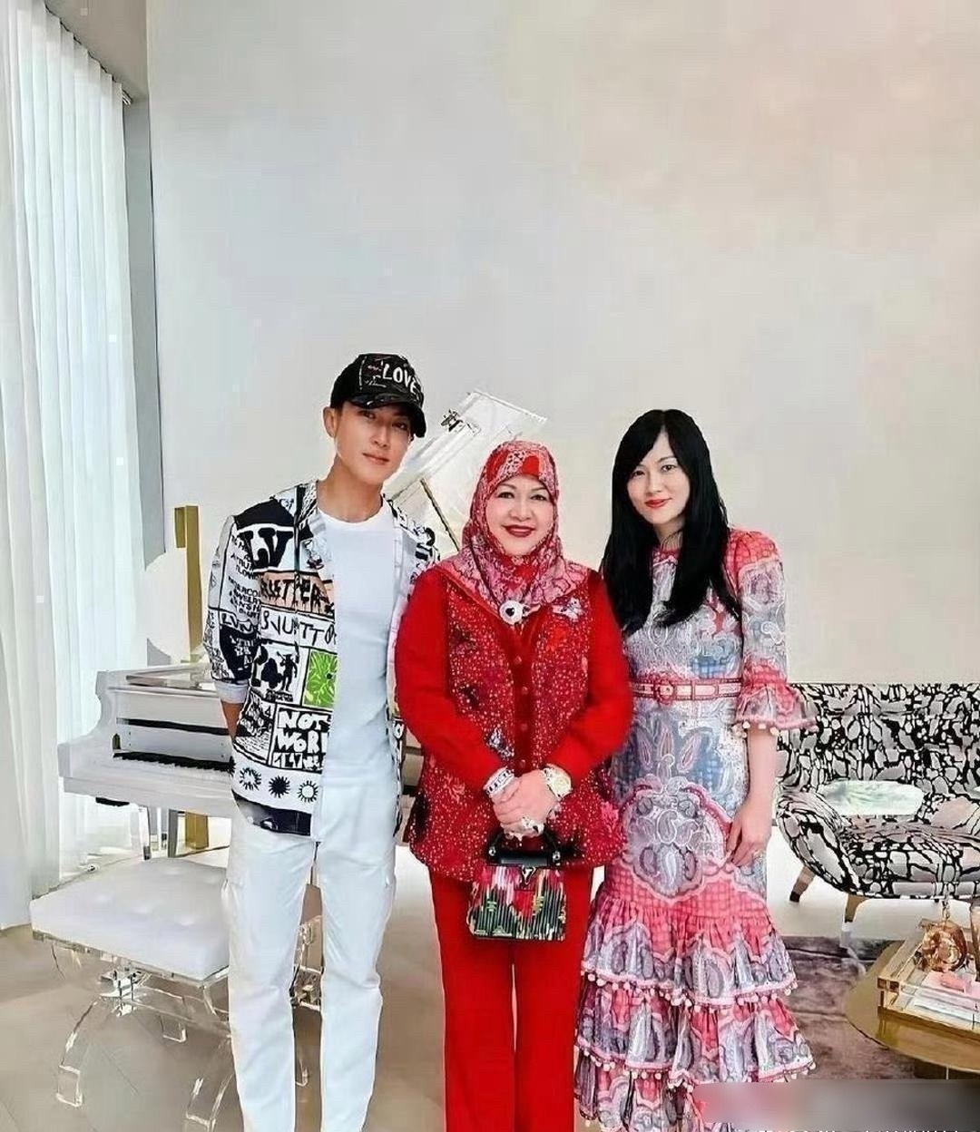 吴尊一家合照看着也太年轻了，颜值都好高​​​