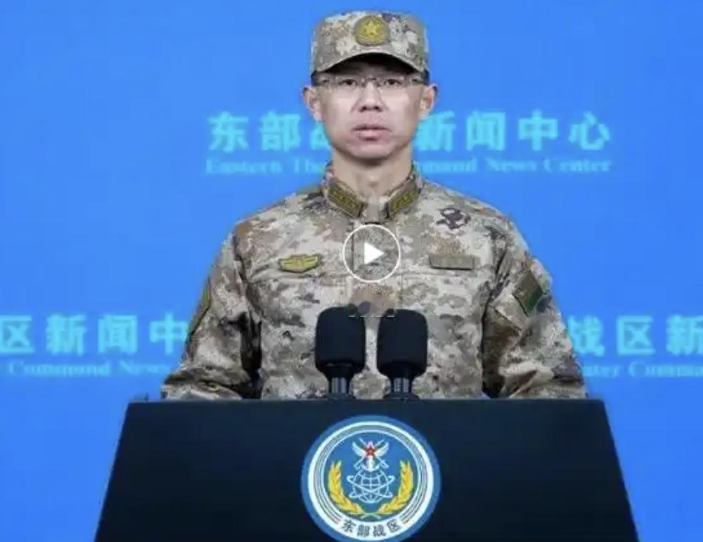 太多细节：1、东部战区发言人，身着作训服公布演习情况。2、中英文发布演习