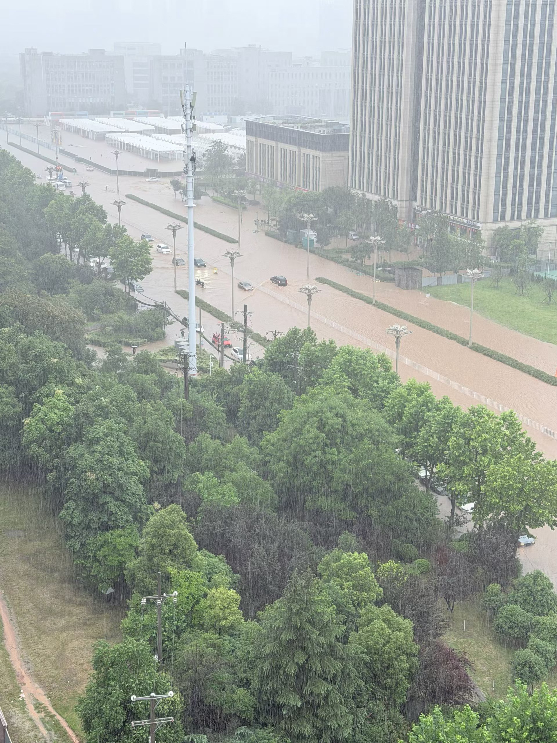 武汉暴雨撑伞仅10分钟身上全淋湿6月18日夜到19日清晨，武汉持续9小时强降雨，