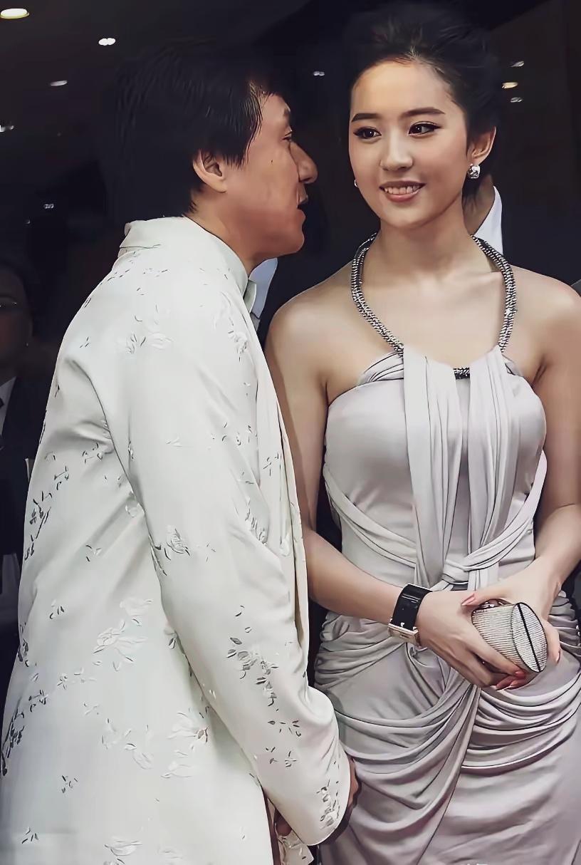 那天，成龙大哥哥见了刘亦菲小妹妹，连忙俯在她的耳边，又开始甜言蜜语了…成龙国际