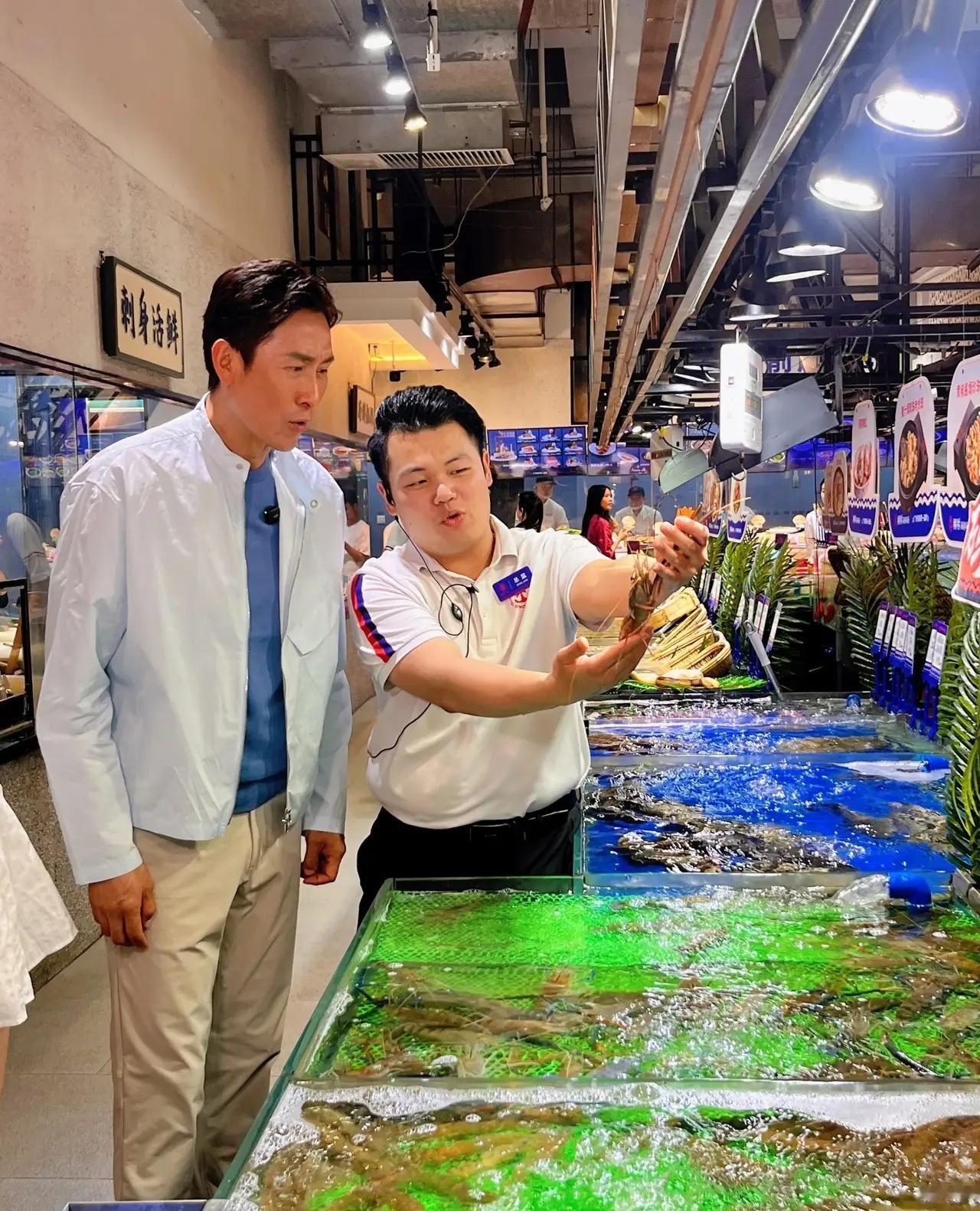 有网友在东莞虎门偶遇马德钟，他在海鲜餐厅吃饭！不得不说，港星真的帅，他今年57岁