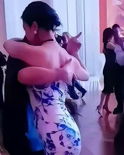 刷手机，给我推了个照片儿。就俩人跳舞。中年人。但那姿势，怎么说呢，贴得那叫一