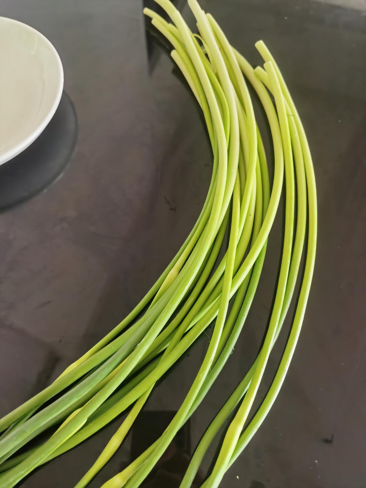 春天要多吃些自带青霉素的莱。比如蒜苔。新鲜的蒜苔随便炒鸡蛋还是瘦肉都好吃。