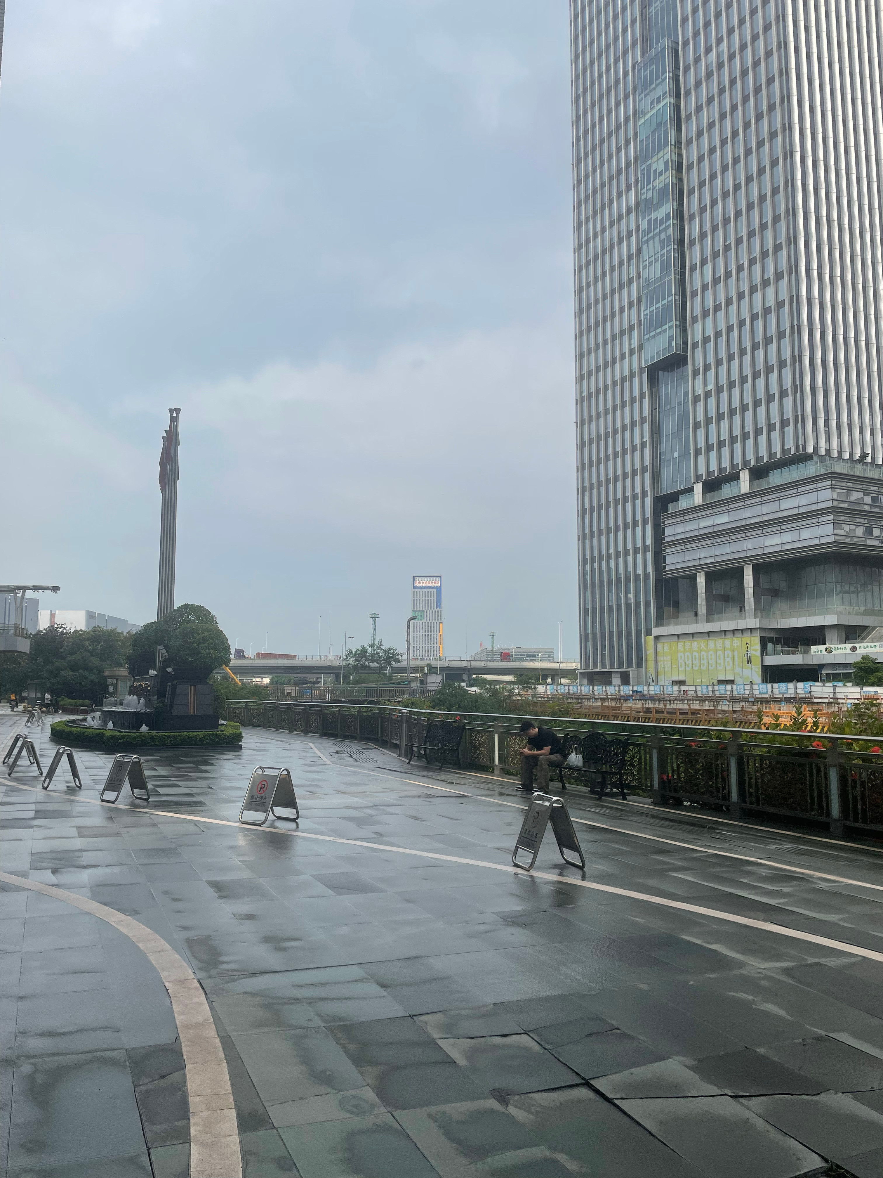今天迟到了吗？迟到了，哈哈！现在还没到公司！​​​