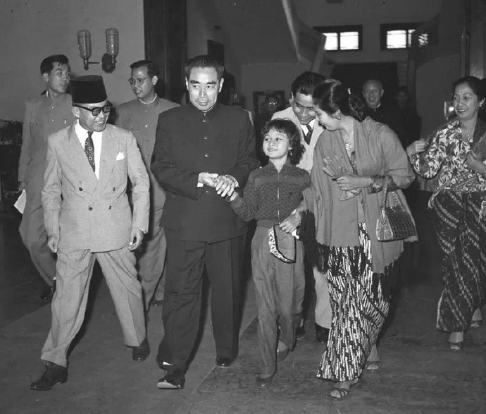 历史上的今日1957年9月24日晚上，在中南海颐年堂会见印度尼西亚前副总统哈达