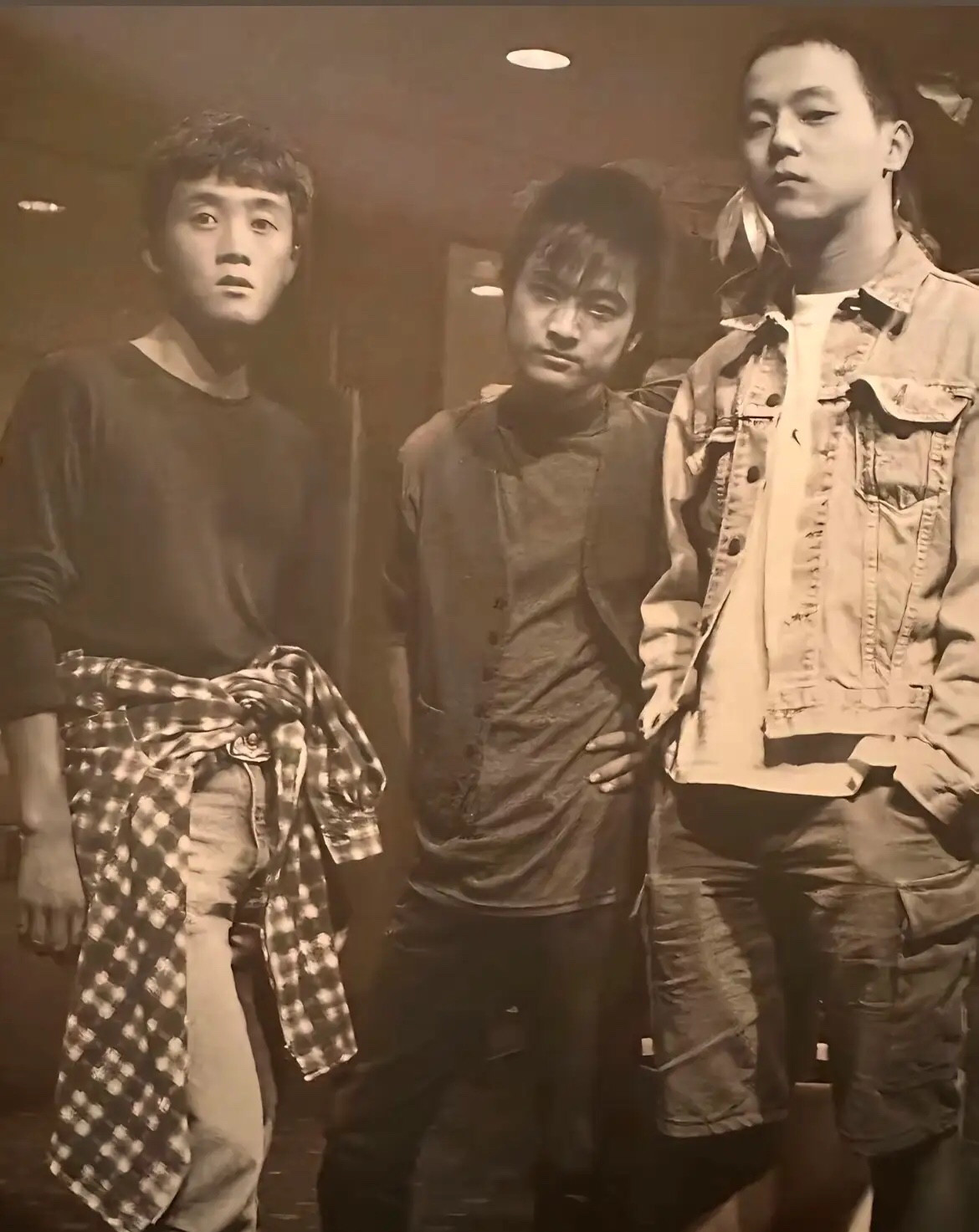 也许你不清楚他但是你一定听过他的歌曲曾经有着“魔岩三杰”之称的歌手何勇，也离我们而去了为什么是“三杰