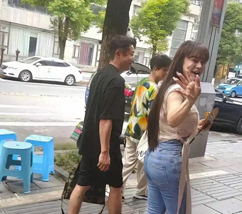 此前人们都说冉莹颖日子艰难，直到目睹她在马尔代夫享受奢华海岛度假，才不得不感叹贫