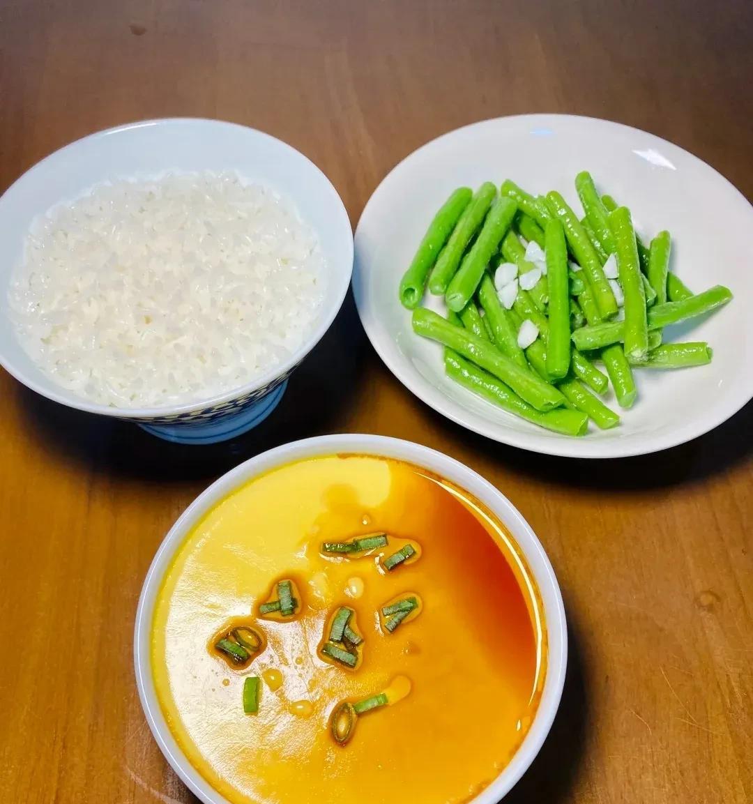 晚餐菜品展示1.清蒸金鲳鱼+蒜蓉炒菠菜2.蒸水蛋+清炒豆角3.丝瓜炒蛏子+