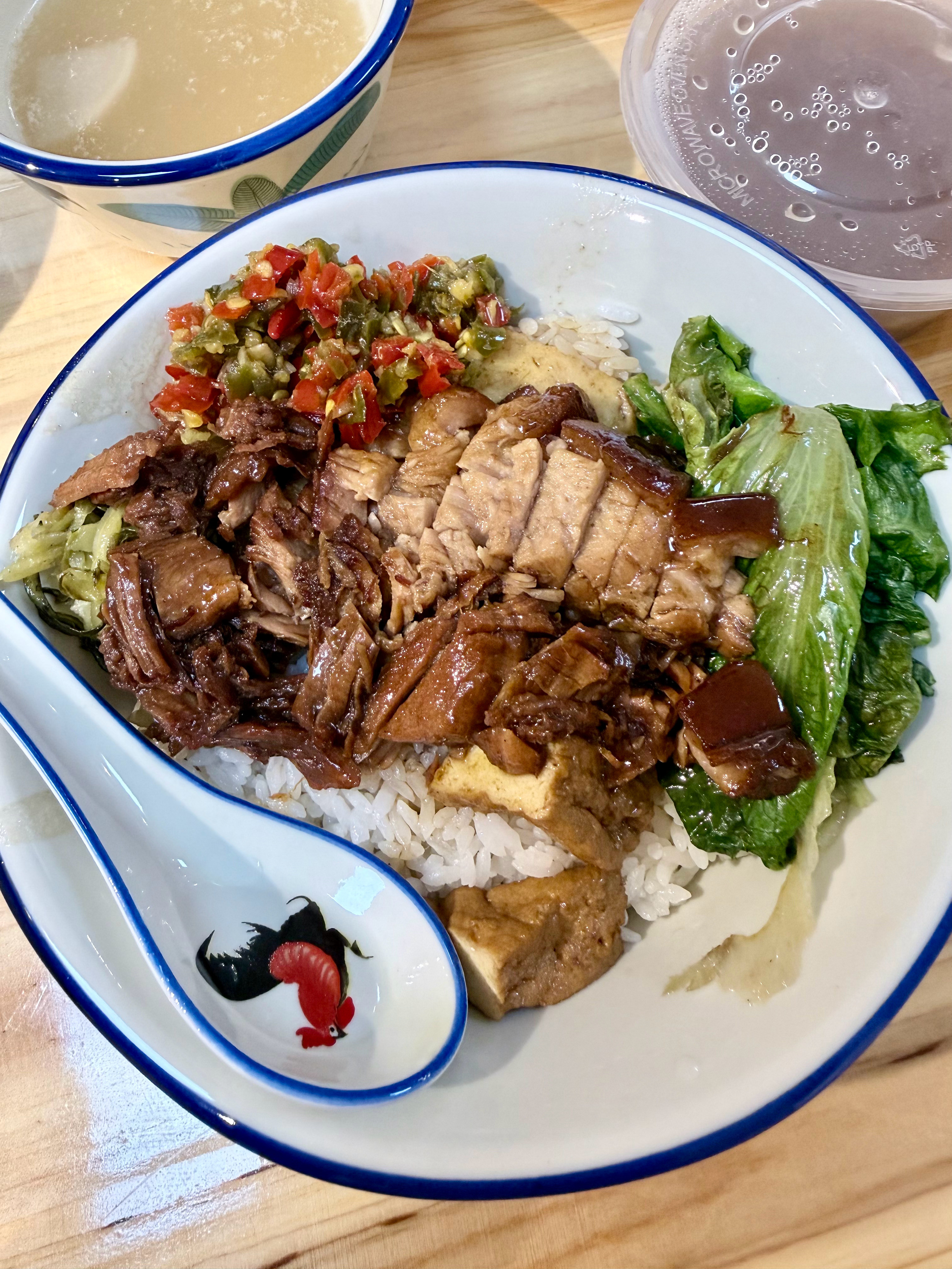 今天在家睡了一天，出来觅食了吃完就后悔了