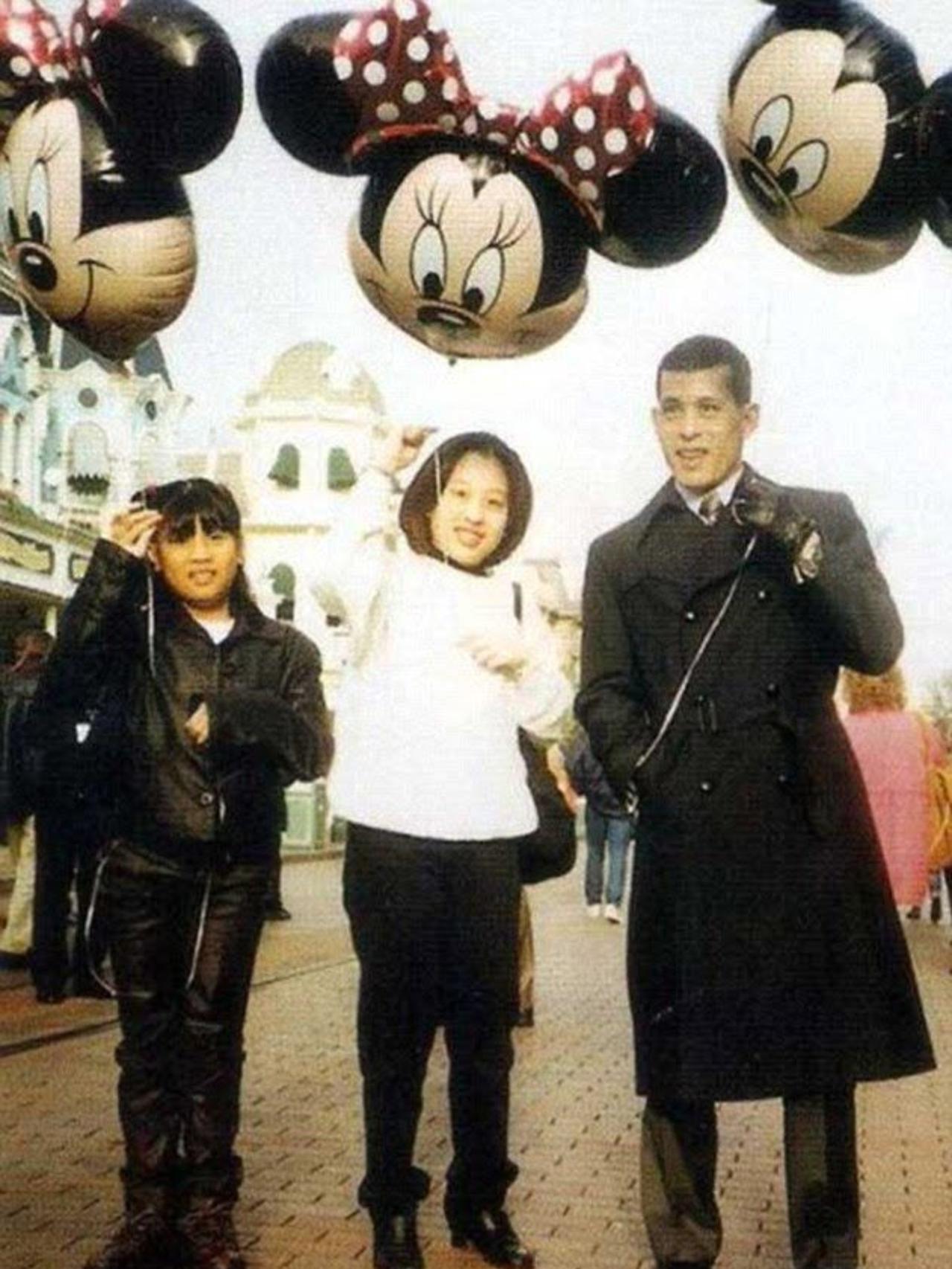 泰王是个好父亲，带着两个公主去迪士尼玩泰王再高冷，也曾是带闺女逛迪士尼的老父亲