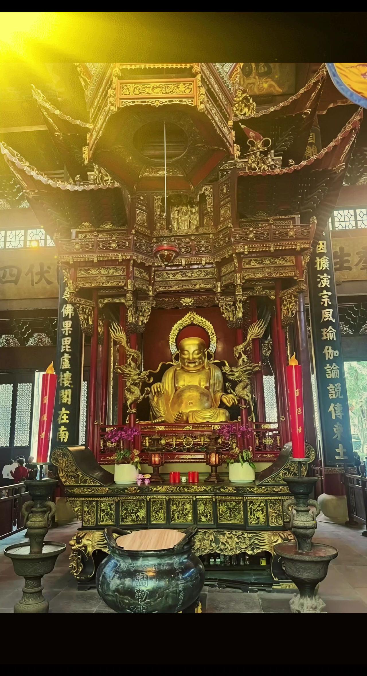 灵隐寺弥勒佛｜一进山门，先被这尊笑佛治愈了一脚踏进灵隐寺天王殿，最先撞见的，