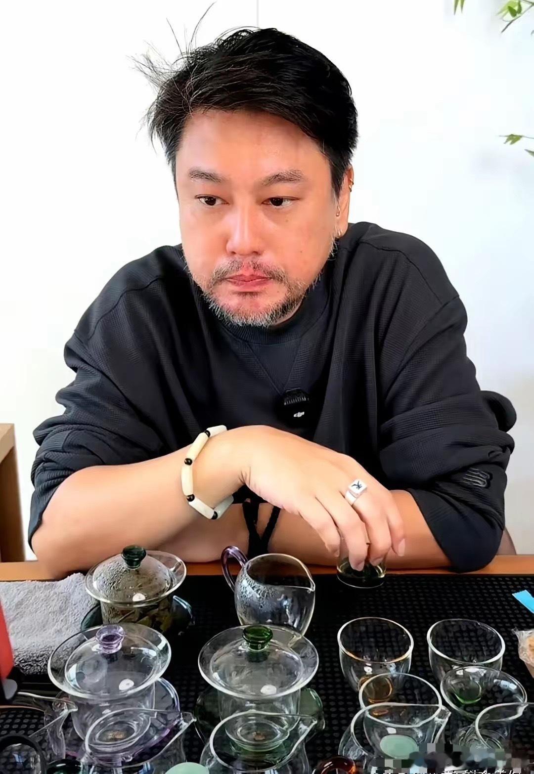 我问我同事，为啥朱孝天那么不招人待见？同事头也没抬：他啊，就像部门里那个最别扭的