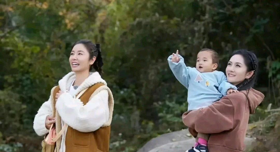 同一档节目里，林心如穿的衣服，价格是谢娜的一百倍。​