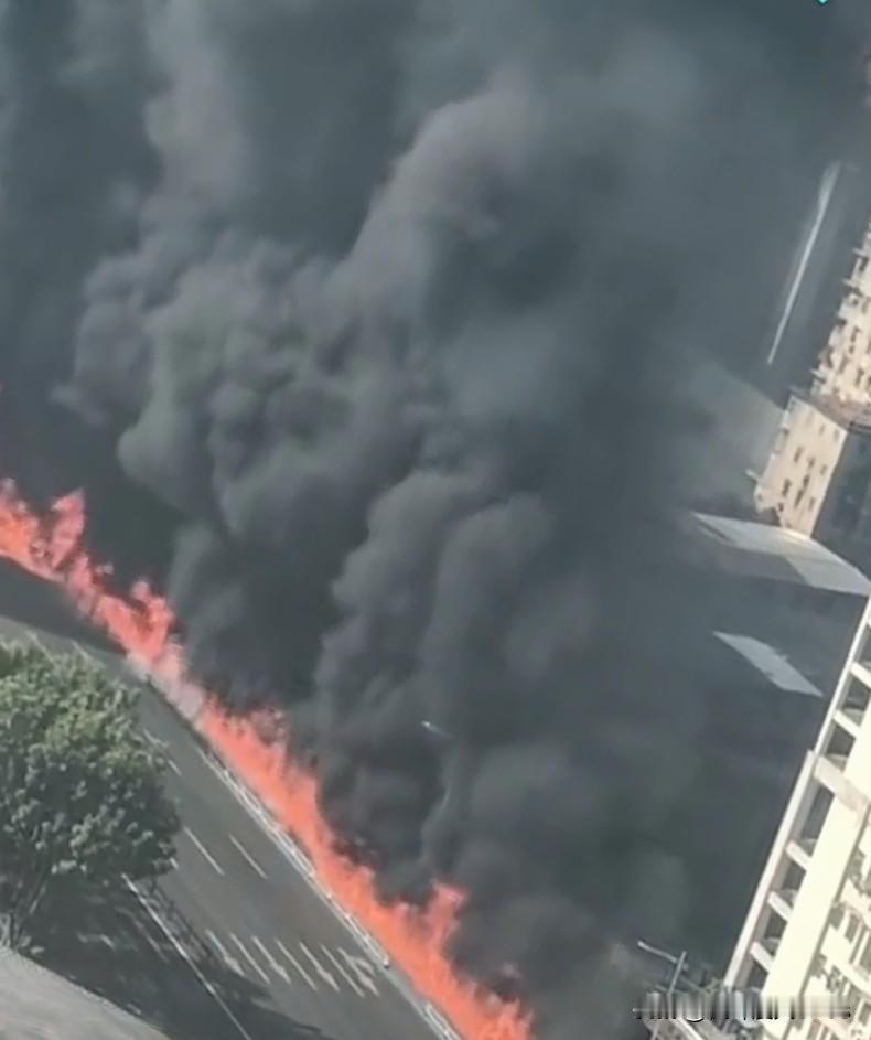 广州街头火线蔓延：除了盯着电动车，我们是否忽略了更近的危墙？今天中午，广州