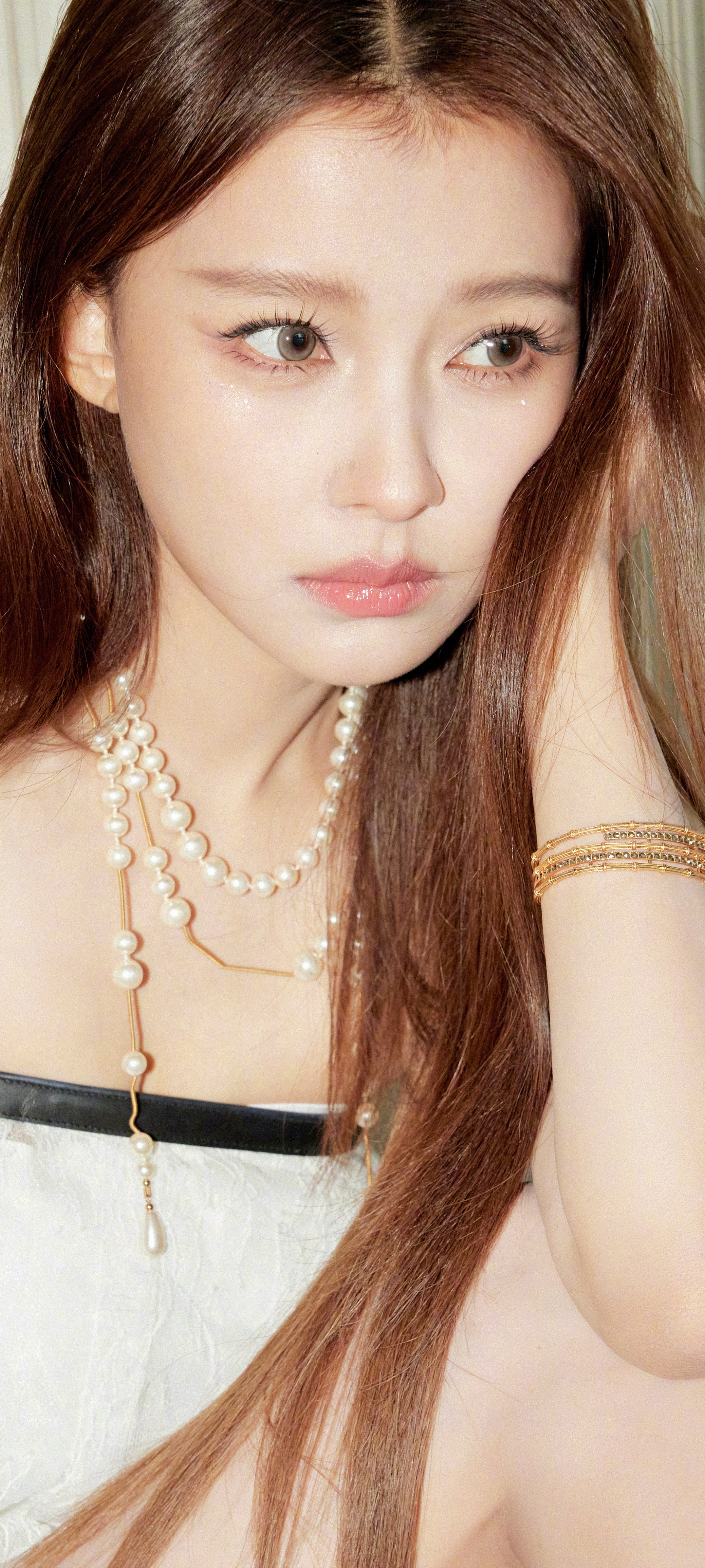 孙怡今日穿搭全屏手机壁纸，温柔长发抹胸小白裙，长直美腿好生吸睛。孙怡