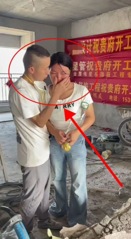 近40度的高温，谁在太阳底下待一会儿都发怵.可有人还得在密不透风的屋子里砸墙—