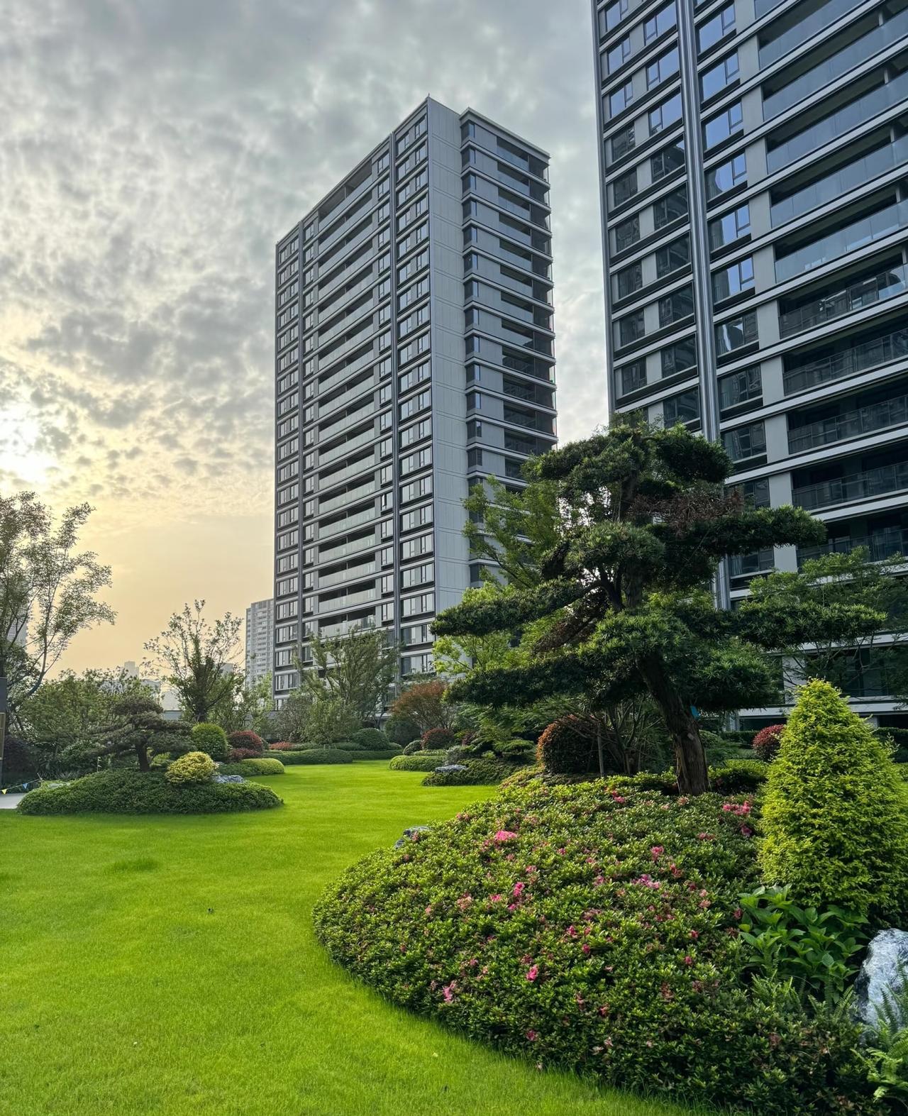 大学女同学毕业后在纸箱厂工作，负责对接业务，有一天下班，厂的老板把女同学叫