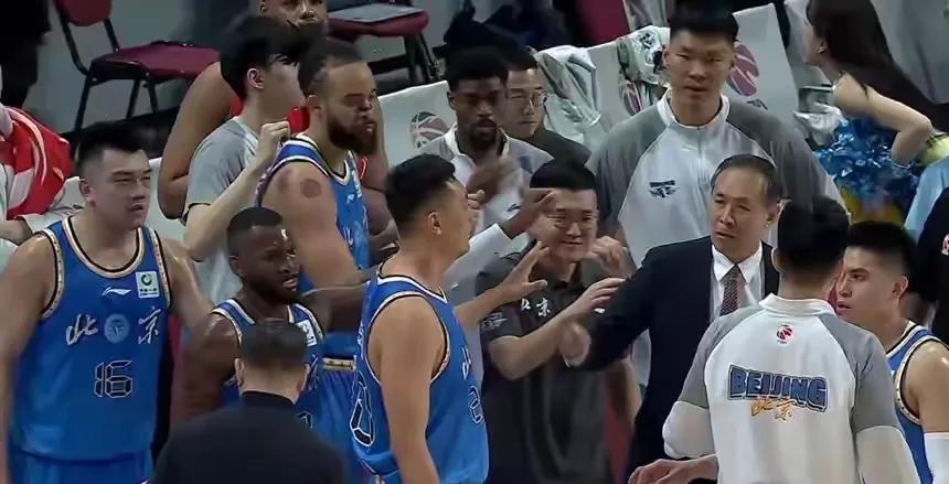 许利民又“作妖”？换人惹怒外援却神奇逆转，北京锁定季后赛！昨晚的CBA赛场，