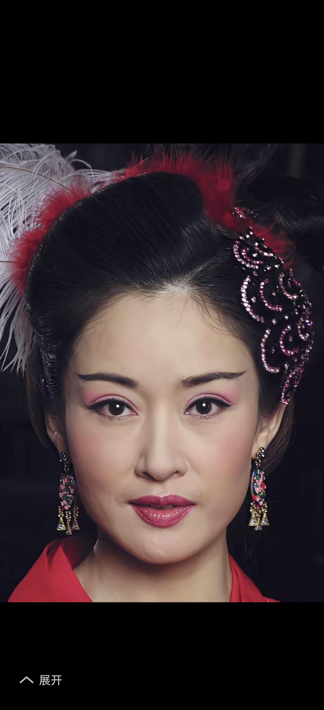 盖丽丽堪称演艺圈的传奇人物。1967年生于山东青岛的她，十岁不到就考上北京舞蹈