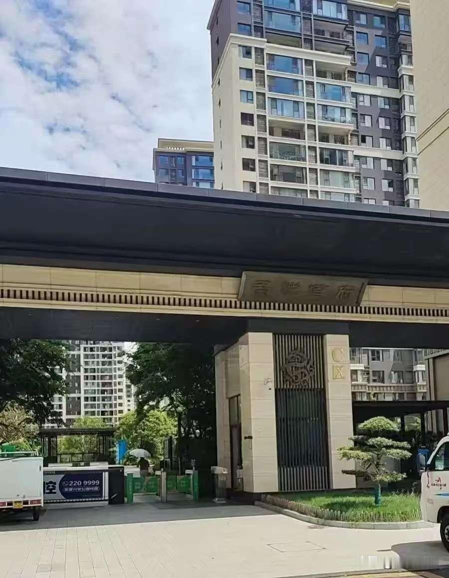 陕西安康，男子找中介，将自己名下一套房子以81万元卖掉，因为暂时过不了户，所以买