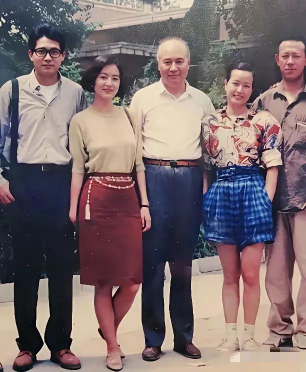 看到这张有刘晓庆、林青霞和一位老人的老照片，我也好奇中间老人是谁，感觉肯定是有分