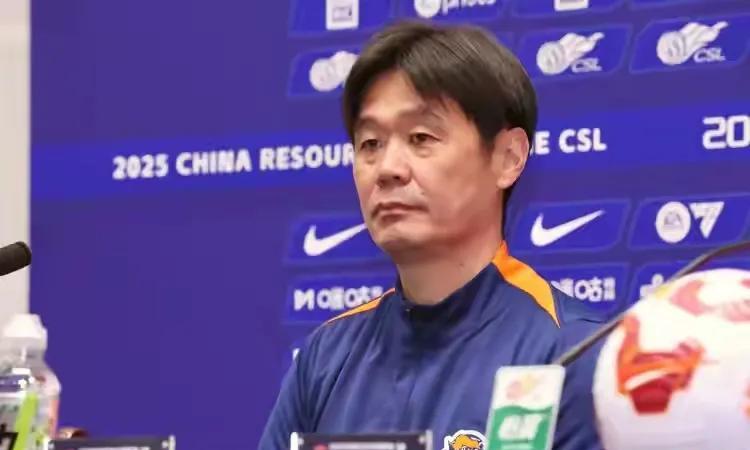 李霄鹏逐渐得到青岛球迷认可，海牛会在间歇期更换外援吗？上赛季青岛海牛最后一轮惊