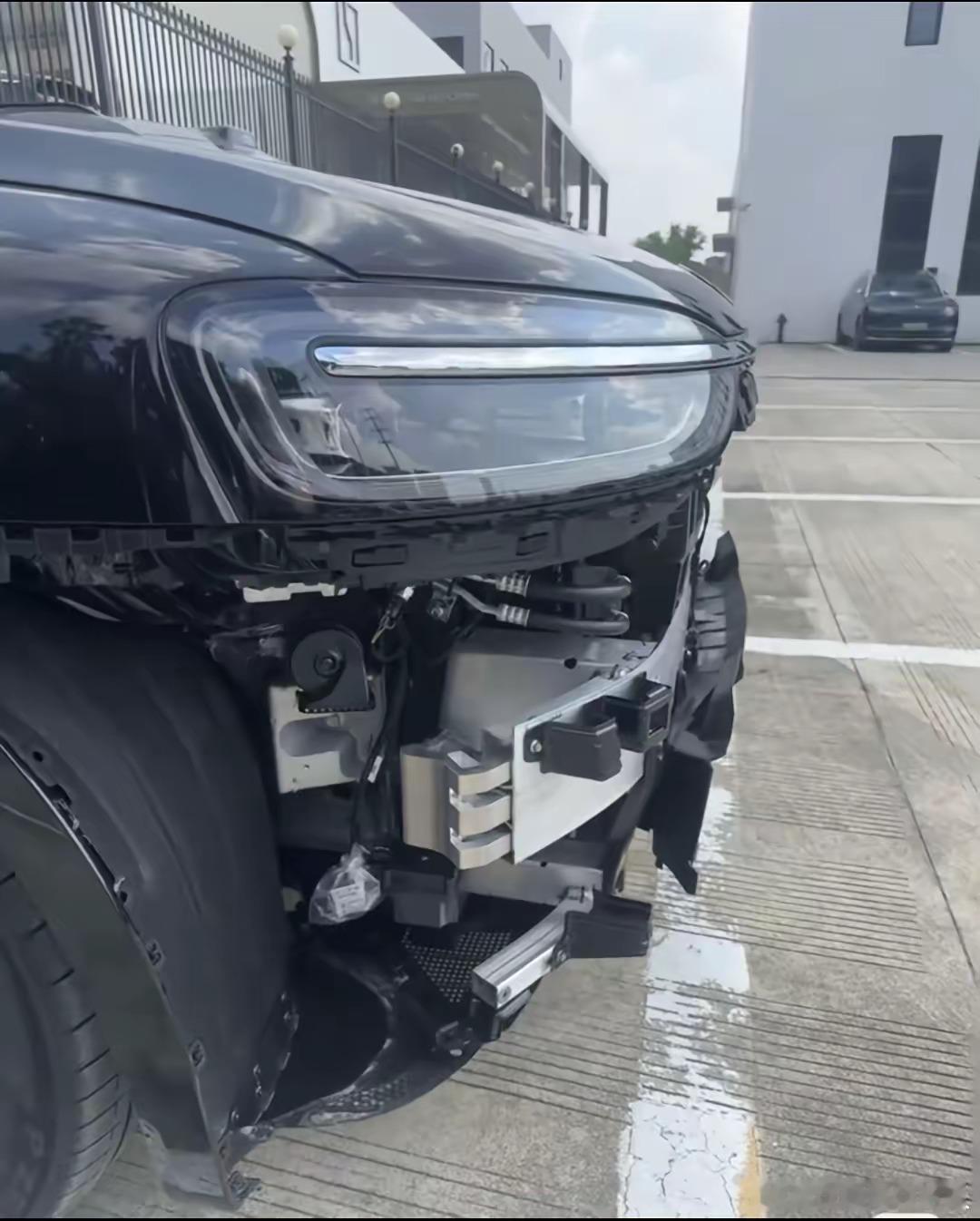 问界新M7的前防撞梁，大家肯定是第一次见！来看看这铝合金的用料到底如何？采用华为