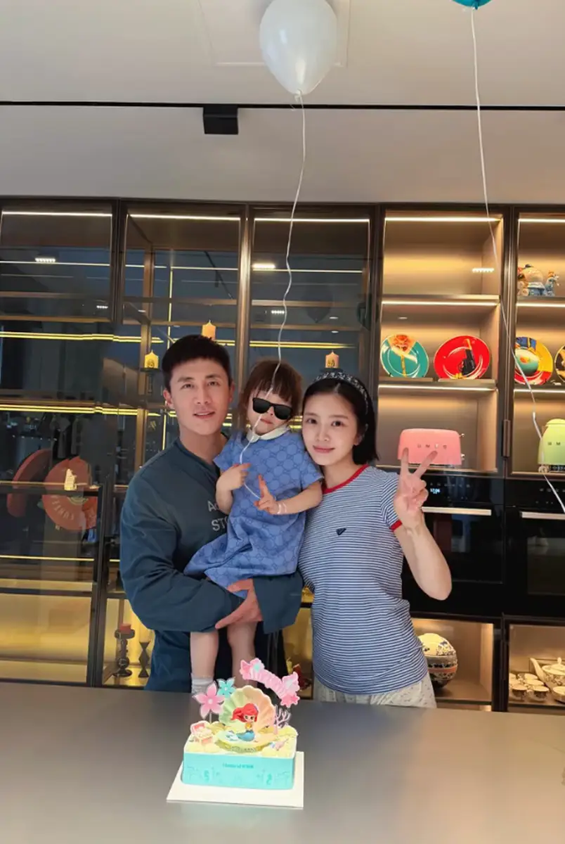 杜淳王灿为女儿庆祝生日！一家三口同框合影好有爱