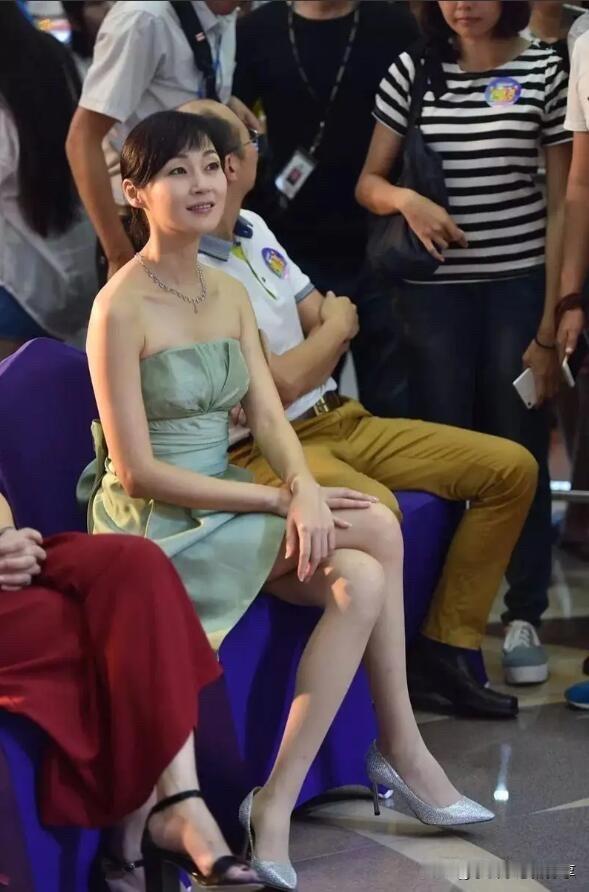 被照片中的这一位美女的身材和颜值惊艳到了，看起来一点也不像50多岁的人，最多像是