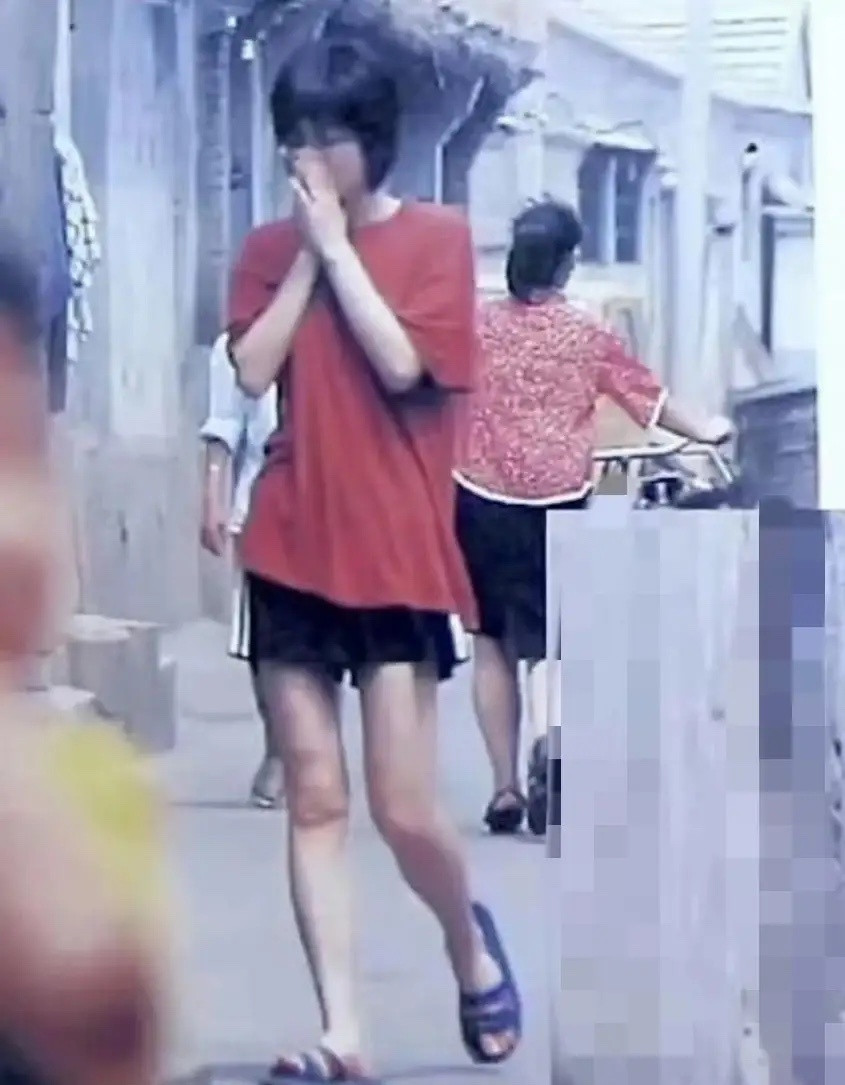 当年，王菲与窦唯婚姻期间住在窦唯家的前门胡同里，上公共厕所时的一幕，穿着拖鞋捂着
