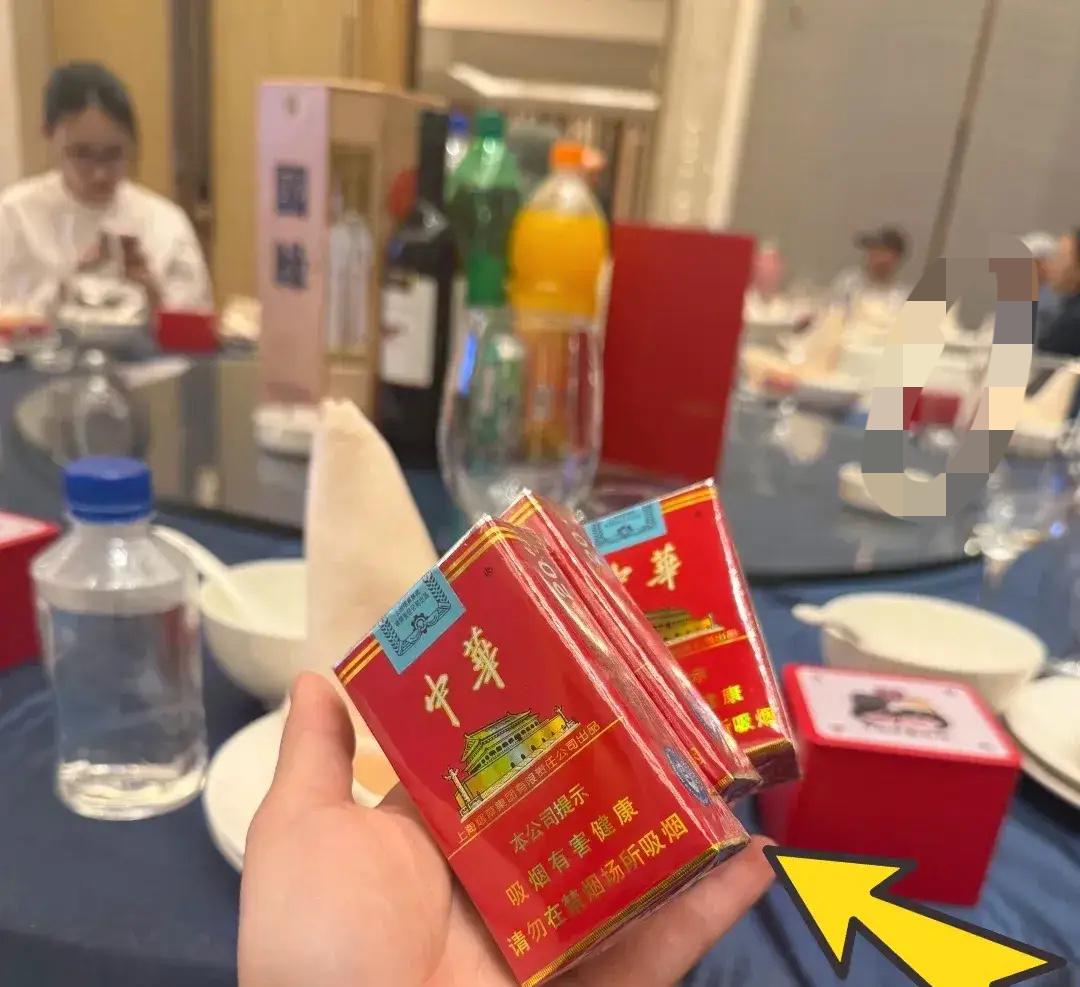 老公同事结婚，他抽不开身，我去吃酒席。桌上清一色女士，大家都不抽烟，可每桌摆着三