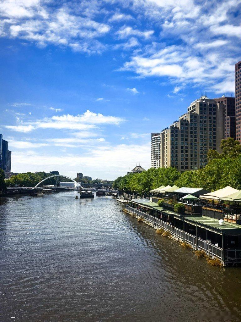 墨尔本真是我最喜欢的城市，一条亚拉河穿城，就一下有了灵魂，新旧建筑隔河而望，非常