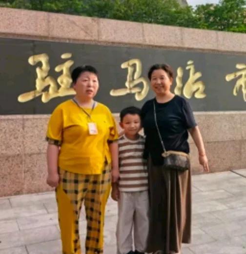 杜大娘晒了一家四口去了驻马店博物馆！大娘穿了一件黑T恤长裙子，给女儿穿了一个