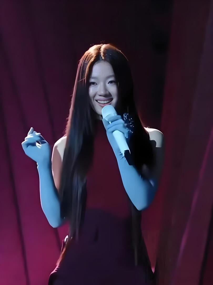 单依纯唯爱丑鞋子国乐无双🌟国乐无双录制太有梗，单依纯沉迷各式丑鞋子，不在乎外