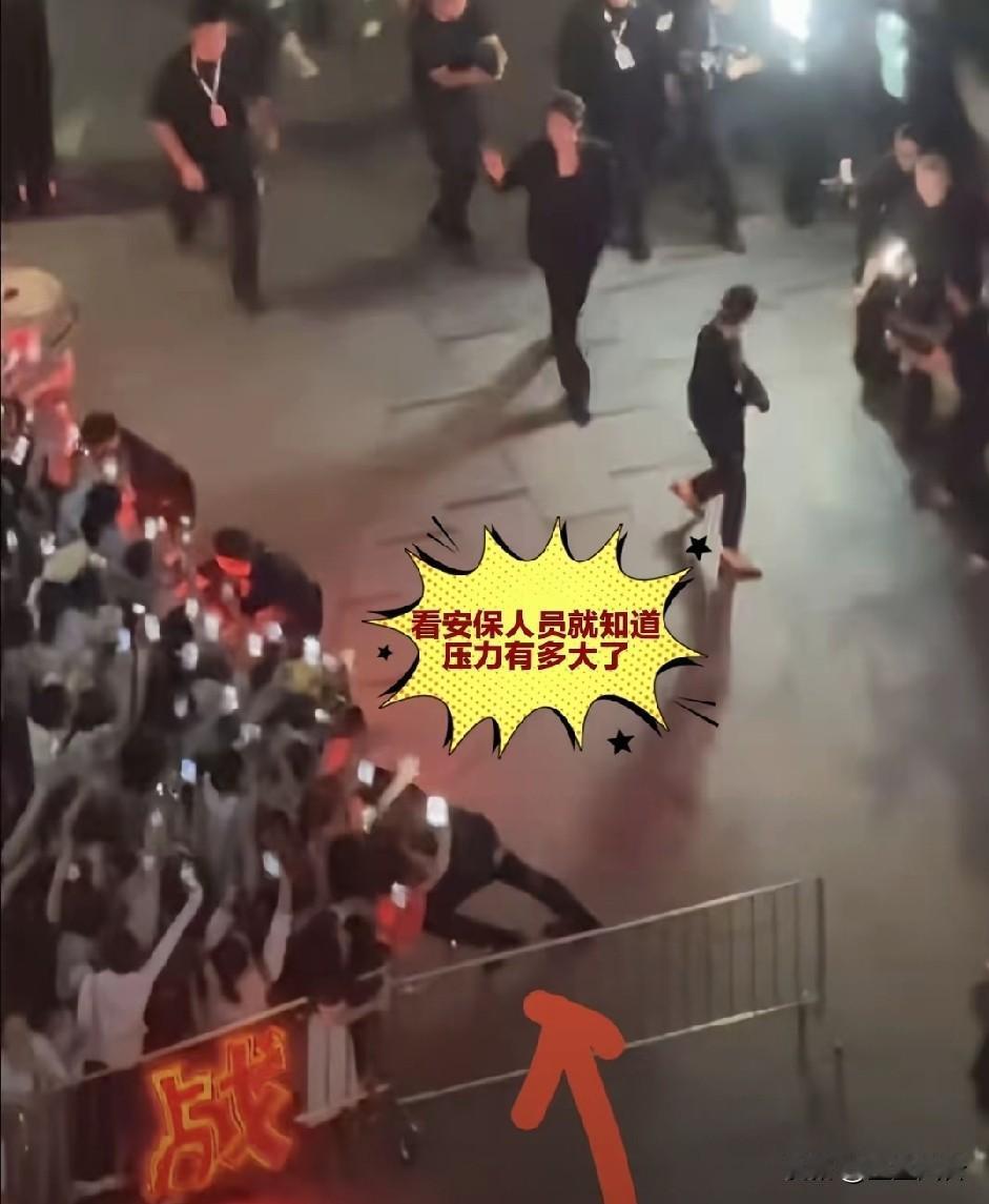 完了！香港阿sir也顶不住啦，“不行了，人太多，要总署司过来支援！”肖战香港人