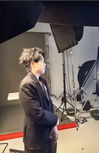 王楚钦的好友王CC发了一张头哥的帅照王楚钦昨天拿了“美满”