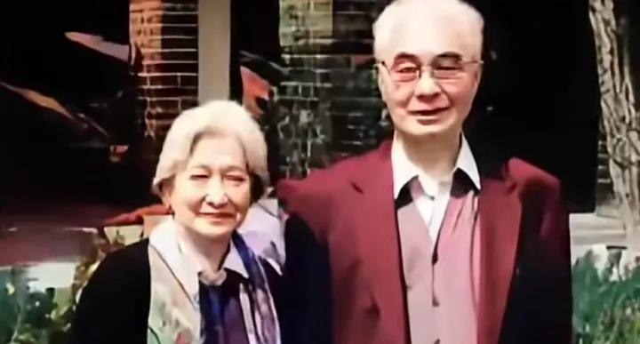 晚年的荣毅仁与夫人杨鉴清的一张留影，两人相濡以沫70载堪称爱情楷模